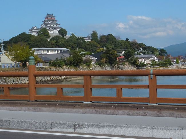 博多から快速電車で1時間少々にある佐賀県唐津に行ってきました。<br />唐津城や虹ノ松原、唐津くんちの曳山など見ごたえある観光地をめぐってみました。<br /><br />佐賀県が舞台のTVアニメ「ゾンビランドサガ」でもヒロインたちが暮らす街として描かれています。この作品、ゾンビがアイドルになって佐賀を救う内容といってもよく伝わらないと思いますが人気のようです。<br />第1話でヒロインが雨の中、市内を走ったルートをたどりつつあちこち寄って観光してみました。結構距離があったので人間はあまりマネしない方がよいですね。レンタサイクルの存在を知ったのはすべて回り終わってからでした笑<br />