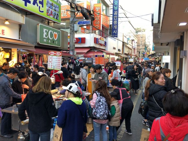 現在JALの韓国発券でチケットを回しています。<br />上手い事連休のタイミングで発券していれば問題無いのですが、どこかのタイミングで単純韓国往復する時も出て来ます。<br />普段は乗り継ぎの関係でソウルで繋いでいましたが今回は11月にフライトの予定が無かったので、ソウルでは無く釜山にして日帰りタッチも出来ますがせっかくなんで1泊して来ました。<br />観光と言ってもご飯食べて街ブラしてお土産買って来ただけですが…。<br />そして釜山にした理由がもう一つ。<br />現在JALの韓国便は羽田→金浦(ソウル)、成田→釜山となっており、釜山便に乗ればリニューアルされたJALファーストクラスラウンジを利用出来ます。<br />旅の1/3位の目的はこれ(笑)<br />そして今回のフライトはこんな感じ<br />11/16 JL957(NRT-PUS) 10:35~13:05<br />11/17 JL960(PUS-NRT) 07:40~09:45<br />帰りは午後便もありその方が楽だし滞在時間取れるのですが、何故か早朝便の方が安く止む無くこのスケジュールに。<br />そんな訳で韓国発券繋ぎの為の1泊2日の弾丸旅行記スタートです!<br />