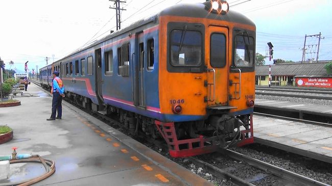 2019年11月、遅い夏休みを頂き、LCC(エアアジア)で、片道1万円で数千キロ、タイの山奥で君に?出会えた? <br /><br />日本全土で昭和の時代に、1000両以上が大活躍したキハ20系にソックリ。日本1971年製造 タイ国鉄 RHN型に乗りに行くことが目的の旅行記です。<br /><br /><br /><br />以下4つのブログもアップしています。ご笑覧下さい!<br />●タイ鉄道旅行のブログ<br />https://rail-935.amebaownd.com/<br />●タイの夜行列車のブログ<br />https://night-rail935.amebaownd.com/<br />●タイの鈍行列車のブログ<br />https://furui-rail935.amebaownd.com/<br />●タイの旧型気動車のブログ<br />https://rail935rhn.amebaownd.com/