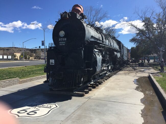 アリゾナ州 キングマン　ー　ロコモティブ パークには実際に西部開拓時代に活躍した機関車が置かれています。
