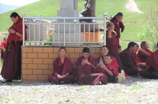 モンゴルの旅を終え12日目、陸路で中国・二連入りました。<br />2012年以来の中国です。東チベットを34日間で巡ってみました。<br /><br />-------------------------------------<br />【中国１４～１５日目】<br />　成都から早朝のバスで阿壩アバへ移動しました。 <br />2011年に「アバ事件」が発生し2年に及んだ。事件発生後は外国人の立ち入りが禁止されていた地です。<br />　２日目、アバを代表する賽格寺セー・ゴンパ、郎依寺ナルシー・ゴンパを訪ねてみました。<br />（３日目には最大の格尓登寺キルティ・ゴンパを訪問しました）<br /><br />【日程】<br />D14  7/31　成都茶店子0700～阿壩1555(Bus)<br />D15　8/1  【観光:賽格寺セー・ゴンパ、郎依寺ナルシー・ゴンパ】	<br />【主な交通費】<br />・成都茶店子～阿壩　Bus　164元<br />・セー・ゴンパ～ナルシー・ゴンパ　ﾋｯﾁ代=ﾊﾞｲｸ2+車   無料<br />・ナルシー・ゴンパ～アバ　ヒッチ　15元<br />【宿泊】<br />D14~16　阿壩、岡底斯賓館　ドミ55元×3泊 ★★★★★<br />※レート：中国　１元＝16.0円<br /><br />