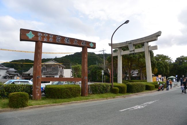 行きは、ANAのプレミアムクラスに乗って福岡空港へ。空港からは移動の足としてレンタカーのFitを借り、福岡の有名な神社巡りと海の中道マリンワールドへ行く、2泊3日の福岡旅行を楽しみました。福岡は出張では良く行っていたものの、観光では訪れたことがなかったので、思う存分福岡観光を行いましたよ。<br /><br />初日は、羽田空港から福岡空港へANAのプレミアムクラス(777-200)へ搭乗。福岡空港到着後は、ニッポンレンタカーを借りて、宗像大社の参拝。参拝後は、JR博多駅そばのANAクラウンプラザホテル福岡へ宿泊。<br />2日目は、大宰府天満宮へ参拝。その後は櫛田神宮へ行ってきました。<br />3日目は、海の中道海浜公園のマリンワールドへ。いるかショーやたくさんの動物たちを見学して、福岡空港へ。空港で福岡らしいお土産を買って、帰りはANAの普通席で帰りました。<br /><br /><br />まずは1日目です。<br /><br />1日目:ANA241便 羽田7:25発→ 9:20福岡空港へ→ ニッポンレンタカー(Fit)→ 宗像大社参拝→ 神宝館→ ANAクラウンプラザホテル福岡チェックイン→ JR博多駅でとんこつラーメンの夕食→ ANAクラウンプラザホテル福岡宿泊<br /><br />2日目:ホテル内クラウンプラザカフェにて朝食ブッフェ→ 大宰府天満宮へ参拝→ 櫛田神宮参拝→ JR博多駅でもつ鍋の夕食→ ANAクラウンプラザ福岡宿泊<br /><br />3日目:ホテル内クラウンプラザカフェにて朝食ブッフェ→ ホテルチェックアウト→ 海の中道海浜公園のマリンワールドへ→ 福岡空港(レンタカー返却) →空港内でお土産購入→ ANA272便 福岡空港20:50発→ 22:30着で羽田空港へ
