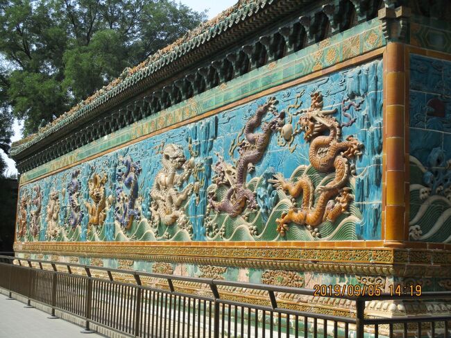 ↑北海公園の九龍壁。<br />-------------------------<br />北京滞在3日(正確には2.5日)では、歴史を振返りながら以下の旅程ですすみました。<br />□1日目:北京散歩3日間(1)<br /> 成田 → 北京空港(12:00)→ 崇文門(ホテル)→ 明城遺跡公園 → 北京駅(列車切符受取) → 北京ダック (便宜坊哈徳門店)<br />□2日目:北京散歩3日間(1)<br /> 万里長城(八達嶺) → イスラム菜(北京阿蘭菜館)<br />■3日目:北京散歩3日間(2)<br /> 東郊民巷 → 紫禁城 → 景山公園、北海公園 → 宛平城、抗日戦争紀念館、盧溝橋 → 火鍋(東来順大柵欄店)<br /><br />(参考)□4日目以降:瀋陽(柳条湖ほか)へ新幹線で移動。<br />