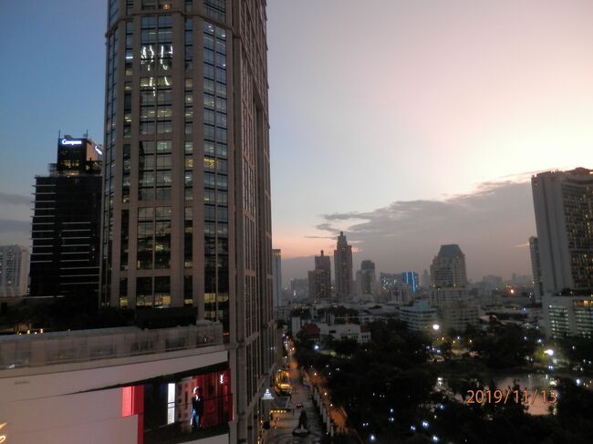 bkk9回13水曜2夕方デパート　エムクオーティエで夕空とクリスマス飾りの前でにぎやかな写真撮影の様子。さらにクリスマス飾りの前でのお坊さん二人の会話のたぶんを撮りました。<br />写真は１９１１１３－１８０１．エンポリスイートとベンチャシリ公園の上に夕空。今回朝日が昇るのも沈む夕日も拝めてない。わざわざこの時間にデパートに出かけて夕空を眺める。