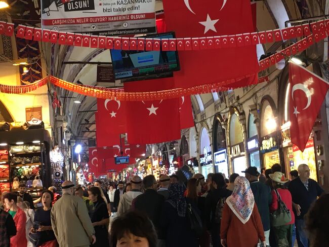 トルコ　イスタンブル市内散策<br /><br /><br /><br /><br /><br />【イスタンブル関連旅行記】<br />１．トルコ周遊：イスタンブル（トプカピ宮殿、アヤソフィア、ブルーモスク）観光編。2020年7月よりアヤソフィアはイスラム教モスクになった。<br />　https://ssl.4travel.jp/tcs/t/editalbum/edit/11567205/<br /><br /><br />２．トルコ周遊：イスタンブルの「ボスポラス海峡クルーズ、約９０分程のショートコース」で海上からイスタンブル市街を眺めます<br />　　https://ssl.4travel.jp/tcs/t/editalbum/edit/11567213/