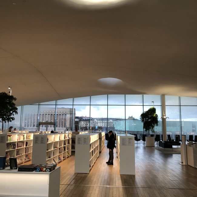 吉祥航空という中華系エアラインで成田から上海、上海を9時間半トランジットの後にヘルシンキへ。<br /><br />中華系エアラインで最近就航したとのことでまさかの3万円前半でヘルシンキに行けました。(ハロウィンの日に行きました)<br /><br />バックパッカーのためヘルシンキは半日滞在でしたが、充分回れます。<br /><br />結論から言うとお土産と街、カフェ全ておしゃれで楽しかった!!<br /><br /><br />ヘルシンキ空港からp線で30分ほどでヘルシンキ中央駅に着きました。<br /><br />行った所は<br />カンピ礼拝堂<br />oodi<br />ekberg cafe<br />テンペリアウキオ教会<br />ヘルシンキ大聖堂<br />街歩き(ほとんどの場所を歩きました)<br /><br /><br />トラムは一度も利用してません。limeのスクーターを2度使用したのでその700円程度で済みました。<br />10月でしたが早朝ともあり気温は氷点下でしたが、徒歩メインで観光しました。(学生バックパッカーのため経費節約)<br /><br />◎カンピ礼拝堂<br />ヘルシンキ中央駅から簡単にアクセス可能。早朝は誰もいないので本当に空間に浸れます(笑)<br />外観がわかりやすいのですぐわかります!<br />無料で入れます。<br /><br />◎oodi <br />ヘルシンキ中央駅から近い。図書館でアアルト設計で<br />"北欧のインテリアが凝縮したシンプルな空間"<br /><br />そんな感じの図書館でとても居心地が良かったです。採光も素晴らしい。<br /><br />◎ekberg cafe<br />ネットで調べて早朝にやっているカフェの人気店とのことで来店。<br />12ユーロでバイキング形式の朝ごはん。シナモンロールがとても美味しく、店員さんも私が日本人の一人旅だとわかるととても優しくしてくださいました!!英語も堪能でした。<br /><br />◎テンペリアウキオ教会<br />入り口がわかりづらいので注意。入場料をはらって入場します。ここも北欧デザインが目を引きます。とても落ち着く空間でした。<br /><br />◎ヘルシンキ大聖堂<br />町のシンボル。多くの人がいました。近くの家々や建物が本当に綺麗。階段の上から町や海が望めます。<br /><br />◎町歩き<br />ヘルシンキはとてもコンパクトなので1日でほとんど回れてしまいます(トラムを使わなくても)<br />早朝の観光は人が少ないのでオススメ<br /><br />場合によっては電動スクーターの方が楽しいかもしれません。<br /><br />ふと街中にある景色やお店がオシャレで楽しい。<br />治安はヨーロッパの中でもかなり良く、暗い場所や汚い場所がない。<br /><br />私は英語が得意なので大丈夫でしたが、英語が話せないとお店での注文が難しい場面アリ。<br /><br />入国審査も30か国今まで行きましたが初めて聞かれた(もちろん英語)上に全員みっちり聞かれてました。<br /><br />ある程度の知識は必要に感じました(ガイドブックが有れば大丈夫だと思います!)<br /><br /><br />ヨーロッパ始めてor女子旅ならかなりいいのではないかと思いました。是非ご検討してはどうですか。防寒必須です。<br /><br />注意点としてかなりの石畳なのでスーツケースでは大変だと思います。バックパックだとかなり動きやすくて良かったです!<br /><br /><br />やり方がわからず写真の順序がバラバラで申し訳ないですが、是非ご参考にどうぞ!