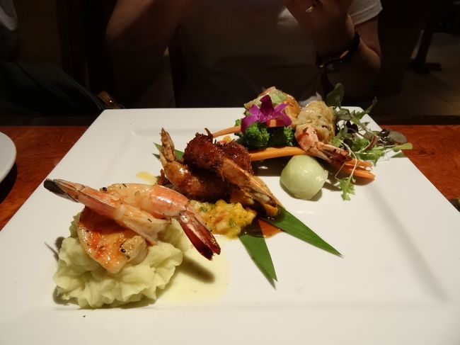 ハワイ島最後の晩ごはんです。<br /><br /><br />ハワイ島最後の食事は明日の昼ごはんですので、晩ごはんは最後。<br /><br /><br /><br />何を食べるかって…?<br /><br /><br />島なのだから当然シーフードでしょう。<br /><br /><br /><br /><br /><br /><br />ついに関東も緊急事態宣言解除され、外出自粛は多少緩和されたけど、海外旅行できるのはまだまだ先だろうから、半年以上前のことですが、ネタがある限りアップしていきます。<br />