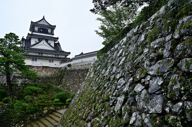 2019年の８月末、２泊３日で四国・高知県を巡る旅へ。<br /><br />高知県の空の玄関口・高知龍馬空港に到着してからの２日間、レンタカーで主に県東部をぐるっと廻り、県都・高知市へと戻ってきました。<br />そして最終日の３日目、午前中に市内を散策し、午後の飛行機で帰路につく予定としています。<br /><br />この日のメインスポットは、市内の中心部にど～んと建つ「高知城」！<br />見どころは何と言っても、江戸時代のままの姿を今に残す天守（現存十二天守の１つ）と本丸御殿に、近江国の技術者集団・穴太衆が築いた豪壮な石垣群でしょう。<br /><br />関ケ原の合戦後、土佐藩主となった山内一豊が心血を注いで築いた南海の名城、さてどのようなお城なんでしょうか？？？<br /><br />〔2019四国周遊の旅・高知県編 アウトライン〕<br />●Part.1（１日目①）：桂浜／竹林寺（名勝庭園）<br />　https://4travel.jp/travelogue/11538660<br />●Part.2（１日目②／２日目①）：北川村温泉／吉良川＆安芸（重伝建地区）<br />　https://4travel.jp/travelogue/11544239<br />●Part.3（２日目②）：岡豊城（続日本100名城）／土佐神社（土佐國一之宮）<br />　https://4travel.jp/travelogue/11548589<br />●Part.4（３日目）：高知城（日本100名城）【この旅行記】<br /><br />〔日本100名城登城記〕<br />●水戸城（常陸国）<br />　https://4travel.jp/travelogue/11472788<br />●上田城（信濃国）<br />　https://4travel.jp/travelogue/11516270<br />●松江城（出雲国）<br />　https://4travel.jp/travelogue/11478799<br />●津山城（美作国）<br />　https://4travel.jp/travelogue/11484252