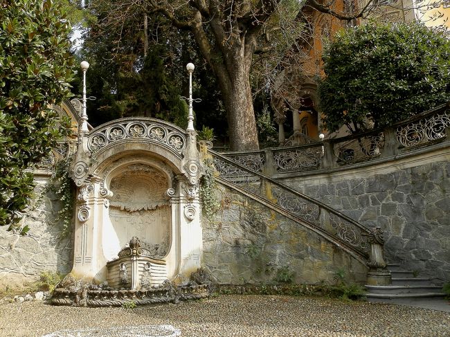 トリノに、リバティ様式と呼ばれるイタリア版アール・ヌーヴォー建築が一番多い理由のひとつと考えられるのが、1902年に開かれた「トリノ装飾美術博」です。1902年と言えば、衰退が早かったアール・ヌーヴォー建築が最も盛り上がった時期で、トリノ博にはウィリアム・モリス、チャールズ・レニー・マッキントッシュ、ヴィクトール・オルタ、ヨゼフ・マリア・オルブリッヒ等の各国のアール・ヌーヴォーの牽引者の競演が見られたそうです。<br /><br />〈旅の予定〉<br />9月4日伊丹→成田→ローマ<br />　実際は9月3日関空→羽田、東京前泊<br />　9月4日成田→ローマ<br />9月5日ローマ→ティーボリ<br />9月6日ティーボリ→オルタ・サン・ジュリオ<br />9月7日オルタ・サン・ジュリオ→トリノ<br />9月8日トリノ<br />9月9日トリノ→ミラノ<br />9月10日ミラノ<br />9月11日ミラノ(→アムステルダム)→<br />9月12日関空<br />　実際は9月11日ミラノ→<br />　9月12日成田、羽田→伊丹<br />