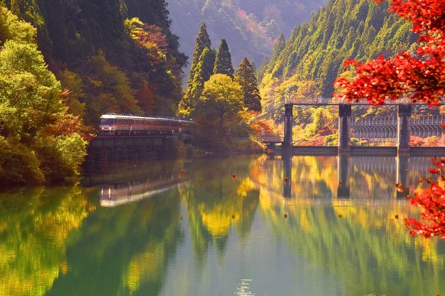 紅葉が見頃な飛騨金山・下原ダムに、錦秋色に染まった風景探しの旅に訪れてみました。