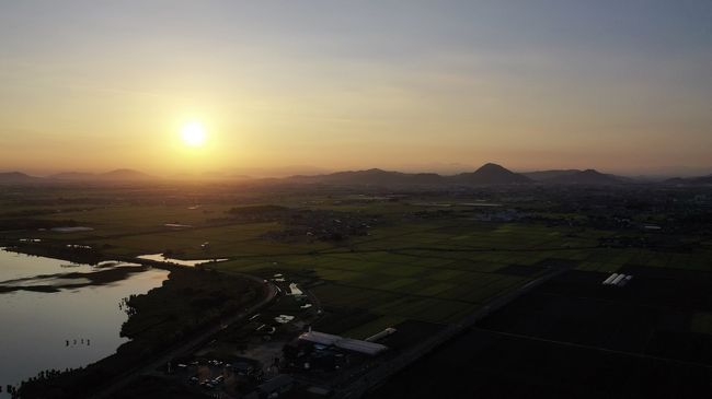 前日の夕方、岐阜県の日帰り温泉のスパー美輝で広大な露天風呂からの空をオレンジ色に染めた夕陽の風景を堪能したあと、夜の9時すぎまで休憩をとってすっきり。<br />朝日の琵琶湖に癒やされました。