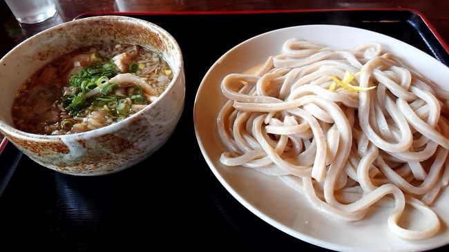 川越市のはずれで、行列ができるうどん屋さんを発見。食べに行ってみました。自宅で営業されています。天ぷらも美味しそうでしたが、今回は、お勧めの「うまねぎつけ麺」を注文。汁も具だくさんで非常に美味しく、うどんもこしが有り美味しかったです。探すの大変ですが、一度近くまで来たら食べる価値あります。