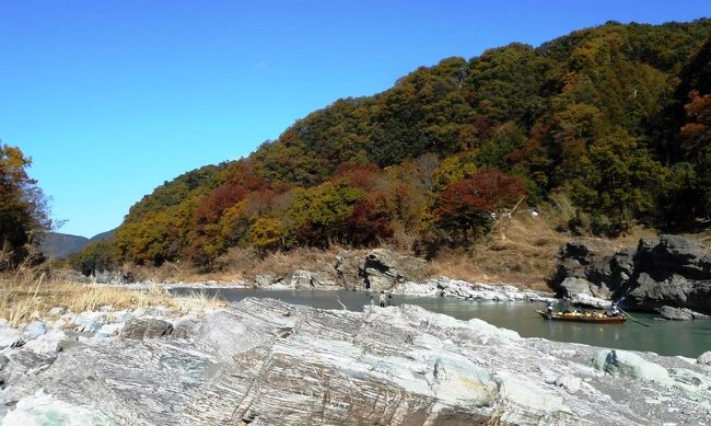 今年2019年はあいつぐ台風災害のおかげで、紅葉がいまいちきれいではないと言う。そんななか、今回も、紅葉を求めて、埼玉は長瀞まで行ってきた。<br /> 長瀞は以前から、紅葉の時期に行ってみたいと思っていたところで、岩畳という奇景が広がってると言う、渓谷好きの私向きの観光地である。<br /> また、長瀞は山と神社もある。今回は渓谷だけでなく、宝登山の山麓にある宝登山神社にも行ってきた。渓谷含めていずれも駅から十分徒歩圏内にある。<br /> 紅葉は真っ盛りで、特に、月の石公園のあたりは、錦秋一色。奇岩の周りを黄色や朱色で染めた木々は美しかった。<br /> 台風の爪痕は渓谷にも明らかに残されて、所々風景が荒れてはいたが、それを差し引いても来てよかったと十分思える所だ。都心からちょうど2時間で行ける近さがポイント、平日でも川下りは満員だった。<br /><br /> コースは、長瀞駅‐岩畳‐渓谷沿い歩く‐月の石公園‐駅に戻り昼食-宝登山神社-駅から帰宅 <br /> 後半では、そのうち、月の石もみじ公園の残りと、宝登山神社を紹介する。