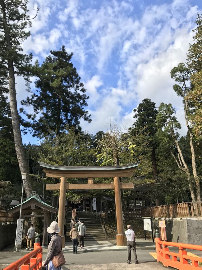 神有祭に合わせて、出雲大社と美保神社の両参りをしてきました。<br />さらに、行く直前になって気になってしまった熊野大社と神魂神社にも。。。<br />分刻みのバスと電車の旅でしたが、充実したひとり旅になりました。<br />その1は出雲空港からの松江駅からの熊野大社と神魂神社。