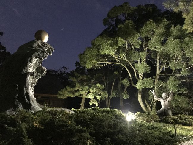 神有祭に合わせて、出雲大社と美保神社の両参りをしてきました。<br />さらに、行く直前になって気になってしまった熊野大社と神魂神社にも。。。<br />分刻みのバスと電車の旅でしたが、充実したひとり旅になりました。<br />その2は1日目の夕方から夜。出雲大社にて夜神楽の巻です。