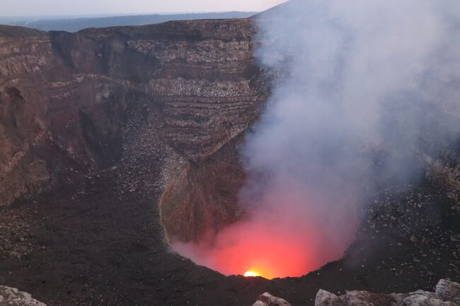 レオンから首都マナグアに戻り、夕方はマサヤ火山に来ました。<br />真っ赤な溶岩が見られる火口は一見の価値ありです。<br /><br /><br />今回行った国<br /><br />4/25　　　エルサルバドル<br />4/25-27 　ニカラグア<br />4/27-29　 コスタリカ<br />4/29-5/1　ホンジュラス<br />5/1-5　   グアテマラ