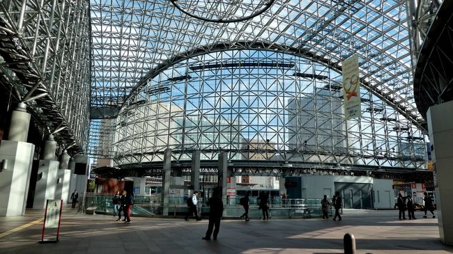 金沢兼六園秋の段ライトアップされた雪吊りを見学できたしおいしい宿の料理「加賀堪能プラン」を頂いたのでみんなは満足でした。ホテルの周辺は閑静な住宅街なので寝覚めもよく、朝食もおいしく頂き、ホテルの近くにある「近江町市場」まで行きました。茶屋街は少し距離があるのでパス。<br /><br /> 近江町市場は、朝からお寿司屋さんも開店していたのですが、朝食を食べ終えたばかりなのでここもパス。市場がどんなものか雰囲気を味わうだけでした。ホテルのマスターが市場は「昨日は休日でしたが今日(木)は大丈夫ですよ」とのこと。どうやら水曜日は休みの店が多いらしい。<br /><br /> ざーっと市場を見て廻った後、全員タクシーで金沢駅まで行き、写真をとったり買い物や食事して時間をつぶす。東京帰りは北陸新幹線のはくたか564号でそれを見送って、広島組みはサンダーバード24号で金沢を後にしました。<br /><br /> 今回の二泊三日の旅は反省点は多々ありますが、天気に恵まれ、全員何事もなかったことがイチバンでした。<br /><br /> 次回は冬の兼六園もいいのではと思案中です。<br /><br /> これで北陸紀行は終わりますが、毎回つたない旅行記を見て頂き恐縮しております。