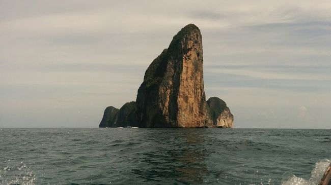 ランタ島からフェリーでピピ島に渡る。<br />ランタ島でピピ島行きのフェリーの予約をすると時間に合わせてピックアップのタクシー（トラックの荷台）が迎えに来てサラダン港まで送ってくれる。<br />これまでの経験ではこのタクシーがだいたい時間ギリギリに来たり、時には出港時間を過ぎてから港に着くこともある（その時は出港が遅れてたまたま乗れたが・・・）。<br />ランタマンダリゾートのコンシェルジュは責任感もあるので遅れそうな時にはバンバン電話を掛けまくって急がせるので頼もしい。<br />価格も50バーツくらいしか街のツアーショップと違わないのでお願いしている。<br />この旅最後の島、ピピ島に渡る。<br />安否連絡を兼ねて毎日更新予定。