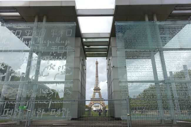 9月26日、フランスのジャック・シラク元大統領がお亡くなりになられました。86歳でした。シラク元大統領は皆様もご存じのように大変親日家で知られています。訪日は公私合わせて50回近くにも及び、日本の伝統文化にも大変造詣が深く、特に大相撲の大ファンだったことは有名です。シラク氏がパリ市長・フランス大統領在任中に2度、大相撲パリ公演が実現しております。また愛犬の名前も「スモウ」だったとか。シラク氏が現役を引退されてからと言うもの、しばらくお名前を聞きませんでしたが、私は半年前に思いがけずそのお名前に拝していたのです。東京都庭園美術館にフランスの彫刻家ザッキンが制作した「住まい」という現代彫刻が置かれています。プレートには東京都とパリ市の友好都市の絆として、当時パリ市長であったジャック・シラク氏から東京都に贈呈されたものと記されていました。ジャック・シラク・・・、懐かしいお名前です。なお、シラク元大統領から贈られたザッキンの彫刻は隅田川に架かる中央大橋上にも設置されています。実のところ今回は、数多あるパリの有名美術館の中から、どちらかと言えばマイナーな「ザッキン美術館」に行く選択肢は全くありませんでした。しかし、私たちがパリに滞在中にお亡くなりになった、日本人にもなじみの深かったジャック・シラク氏の追悼のために、予定を変更して「ザッキン美術館」を訪れることにしました。*旅行記の日付が前後します。申し訳ありません。