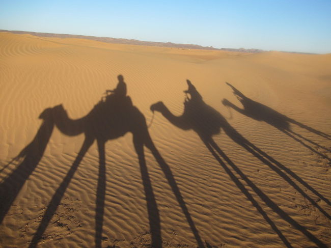 １０年以上前から行ってみたかったモロッコ。<br />友人と３人で３泊４日の旅に出ました。<br /><br />エキゾチックなマラケシュの街並み、アトラス山脈の広大な自然、地球の偉大さを感じずにはいられないザゴラ砂漠。<br />人生最高の異文化体験となりました。<br /><br /><br />◆スケジュール◆<br />＜１日目：旅行記パート１＞<br />１３：４０　ガトウィック空港（ロンドン）離陸<br />　　　　　　↓British Airways<br />１８：００　メナラ空港（マラケシュ）到着<br />　　　　　　↓ホテルの送迎車で移動<br />１９：００　ホテルチェックイン<br />２０：００　ディナー<br />　　　　　　マラケシュにて宿泊　<br /><br />＜２日目：旅行記パート１＞<br />　８：００　砂漠ツアー出発<br />　　　　　　↓<br />１１：００　ティシカ峠のティズ・ン・ティシカ（標高2,260m）で休憩<br />　　　　　　↓<br />１３：３０　ランチ＠ワルザザード<br />　　　　　　↓<br />１７：００　ザゴラ砂漠到着<br />１８：３０　夕日鑑賞<br />１９：３０　ディナー<br />２１：００　星空観賞<br />　　　　　　砂漠内のテントにて宿泊　　　　　<br /><br />＜３日目：旅行記パート２＞<br />　９：００　テント出発<br />　　　　　　↓<br />１３：３０　ランチ＠アイト・ベン・ハッドゥ<br />　　　　　　↓<br />１５：３０　食器とアルガンオイルのショップにて買い物<br />　　　　　　↓<br />１９：００　マラケシュ到着<br />１９：３０　フナ市場散策<br />２０：００　ディナー<br />　　　　　　マラケシュのホテルにて宿泊<br /><br />＜４日目：旅行記パート３＞<br />　９：３０　バヒア宮殿<br />　　　　　　↓<br />１１：３０　エルバディ宮殿<br />　　　　　　↓<br />１２：３０　メディナ（旧市街）のスーク（市場）散策<br />　　　　　　↓<br />１３：００　ランチ<br />　　　　　　↓<br />１５：００　マジョレル庭園<br />　　　　　　↓<br />１７：３０　メナラ空港到着<br />１９：０５　離陸<br />　　　　　　↓British Airways<br />２１：３０　ガトウィック空港到着