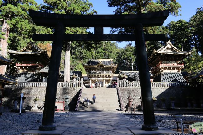 日本を代表する世界遺産「日光の社寺」、その中でも最も有名な「日光東照宮」は徳川家康を御祭りした神社です。現在の社殿群は、そのほとんどが寛永13年(1636)に、三代将軍徳川家光によって造替されたものです。<br /><br />東照宮の境内には、国宝8棟、重要文化財34棟を含む55棟の建造物が並び、その豪華絢爛な美しさは圧巻です。そのシンボルである「陽明門」が、平成29年(2017)に、44年ぶりの大修理を終えて、本来の輝きを取り戻しています。
