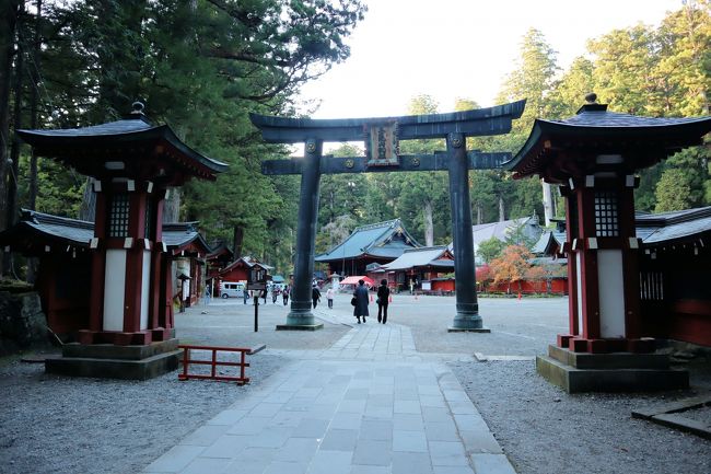 二荒山神社は日光山信仰の始まりとなった古社で、二荒山(標高2,486mの霊峰男体山)を御神体として祀っています。古くから下野国(しもつけのくに)の一の宮としてうやまわれ、信仰を集めていました。<br /><br />二荒山神社の本殿は、二代将軍徳川秀忠が元和5年(1619)に再建しています。本殿の大修理は約60年ぶりで、平成25年(2013)に始まり、令和2年(2020)に完成する予定で、学術的調査も同時に進められています。<br /><br />本殿には、主祭神の大己貴命・妃神の田心姫命・御子神の味耜高彦根命の親子三神が祀られています。主祭神は、招福や縁結びの神様、大己貴命(おおなむちのみこと、大国様)で、現在では良縁・開運で大人気のパワースポットです。
