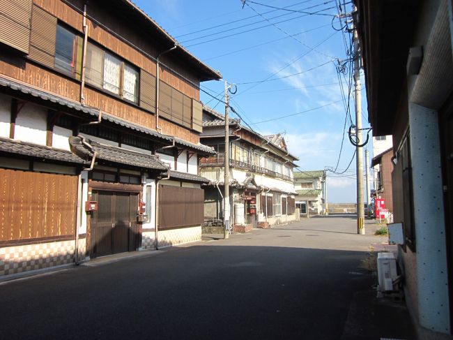 今日は大分の町の発展の基礎にも成った西大分の「かんたん地区」へ行きます（漢字で記したいのですが登録が出来ないのでご容赦）。<br /><br />別府湾に面したこの地に明治１２年に築港工事が始まり明治１７年にかんたん港が完成、その後は船員や出向を待つ間の客を相手にする料理屋や舟船が軒をを連ねるように成り旧遊里へと歴史が始まったと言えます。<br /><br />華やかし繁栄した時期は三十五軒の娼妓営業し、二百八名の芸娼が居たとされるまでに、特に花月・中川・松竹の３大妓楼ともいわれる頃には一大歓楽街・かんたん遊郭にまで発展を成し遂げている。<br /><br />そもそも”かんたん”とは華やかな蓮の花を意味するもので、地形が似ていることからこの名が生まれたとも言われています。<br /><br />戦後は遊郭からカフェーや料亭などに看板を変えながら赤線として時代を乗り切り存続をしましたが、昭和３２年の売防法にて完全に幕を閉じることに成ったようです。<br />しかし、いつの世にも需要と供給はあるもので、自由恋愛の名で営業を続ける料理屋に旅館、風俗は存在するものですね～。<br /><br />現在は大分市生石港町2丁目が旧かんたん遊郭跡ですが、祓川を渡れば全く違った雰囲気になるのは今も昔も同じだったように思われます。