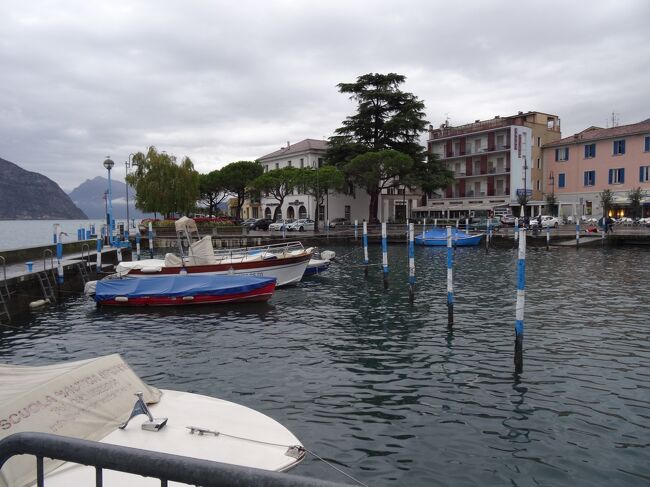 「イタリアで最も美しい村」モンテ・イゾラ（山の島）に行く為、日本で計画していた時は、ブレシアからモンテ・イゾラの対岸の駅まで電車で行く予定でした。<br />行く前日にブレシアの宿泊ホテルで行き方を聞いたら、イゼオと言うところまでバスで行って、そこから船で行くしかないと言われた。<br />急遽前日バスの切符を購入して、翌日イゼオまで行きました。<br />モンテ・イゾラはイゼオ湖の中にある島でした。<br />モンテ・イゾラの村は漁師の村で、殆どの家が海岸沿いありに小さな村でした。<br />島１週はしなかったので、どれくらい時間がかかるのか分かりません。<br />モンテ・イゾラからイゼオに戻って来て、少しだけ市内を散策しました。