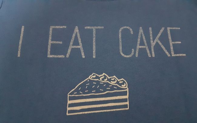 『ウィーンに行かん?』とのお誘いを受けて、美味しいケーキの旅を計画。ちょうどクリスマスマーケットも始まるようで、また今年もクリマ巡りの冬となりました。<br /><br />食いしん坊コンビのコッコちゃんと私、『ウィーンで食べれるおいしいもんリスト』を制覇できるか?<br /><br />食事系<br />(1)カナッペ<br />(2)シニッツェル<br />(3)ターフェルシュピッツ<br />(4)グラシュ<br />(5)ソーセージ<br />(6)フリターテンスッペ<br />(7)クヌーデル<br />お菓子系<br />(8)ザッハトルテ<br />(9)アップルシュトゥルーデル<br />(10)カイザーシュマーレン<br />(11)ブフテルン<br />(12)モンブラン