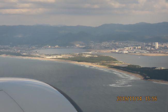 11月14日、午後3時50分過ぎに搭乗機は博多湾上空に来ました。相之島、海の中道、志賀島が見られ、福岡空港の南より入って午後4時に到着しました。　この間、海の中道や志賀島等が上空より見られ素晴らしかったです。<br /><br /><br /><br />＊写真は海の中道が見られる風景