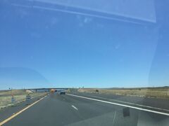 アリゾナ州 クロックトン/アッシュフォーク  ー　ハイウェイＩ-40をドライブ中の景色