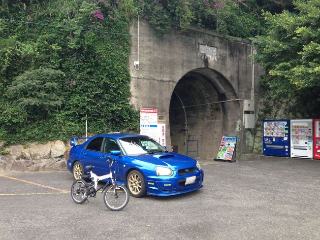 2014年の6月、梅雨の真っ盛りに訪問。<br />はるばるやってきました佐多岬。岬に近づくにつれて亜熱帯のような蒸し蒸しした暑さがアップ。植物も大型化してきてまさに亜熱帯みたいでテンションがあがります。クルマに垂れ下がってくる無数のロープのような植物のトンネルもある意味絶景でした。岬の近くには駐車場がありました。そこからは徒歩で15分ぐらいになります。今回は自転車で出動。