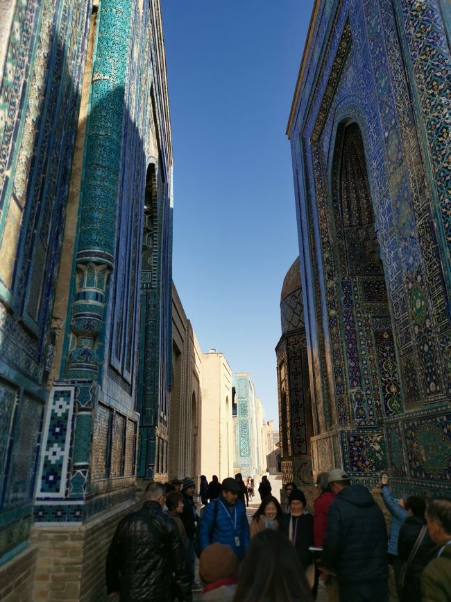 2019年11月　阪急交通社のトラピックス「ウズベキスタン航空往路チャーター便利用！4つの世界遺産を巡る感動のウズベキスタン8日間」に参加。<br /><br />普段個人手配で旅行していますので、ウズベキスタン観光もさることながら、ツアー参加者の「人間」にも興味深々･･･といった感じも。<br /><br />それはともかく、まずはティムール帝国の都サマルカンド市内観光からスタートです。<br /><br />表紙写真は、ティムールの親族などの廟が並ぶ「シャー・イ・ジンダ廟」