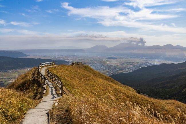 一昨年訪れた阿蘇をとても気に入り<br />再訪いたしました。<br /><br />またまたお天気にも恵まれ<br />秋の終わりの爽やかな阿蘇を<br />心行くまで楽しんで来ましたよ~。