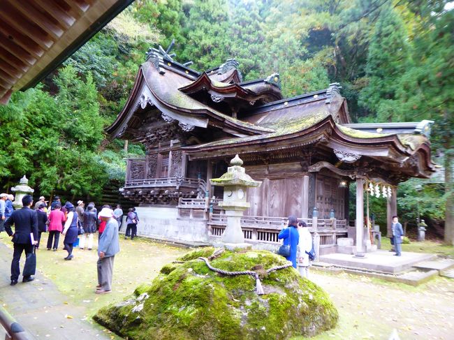 地区老人会の旅行で、福井・石川を訪ねる旅で、口コミを投稿しようとしたが、登録されていないということで、こちらから紹介しようと思いました。<br />紹介したいのは、福井県越前市大瀧町にある、大瀧・岡太神社。神社は古来からの由緒ある処と感じたのですが、がっかりしたのは、「御朱印」。お寺さんは写経やら、戒名・法名を常日頃手掛けることから、筆文字は上手だけど、神社は本来の御朱印とは筋が違うし、筆文字には慣れておられないので、神社では余り御朱印は戴かなかったのですが、紙漉き・和紙の神様と案内があったし、二つの神社で、500円。いつもより100円安いと思ったのがいけなかった。<br />戴いた御朱印(添乗員が纏めて拝受)は次の写真の通り、<br />同じ敷地内で二つの神社が寄り添ってるとのことで、合同朱印。書かれた日付は無しでした。御朱印は旅の記念ではないので、日付はいらないか!これまで神社仏閣で2冊満杯の御朱印を頂いたけど、日付が入っていないのは初めて。<br />表題の写真は大瀧神社、本殿と拝殿が一緒になって居る。<br />エリアは越前海岸ではないけれど、これしか選べれなかった。所在地は越前市大滝町