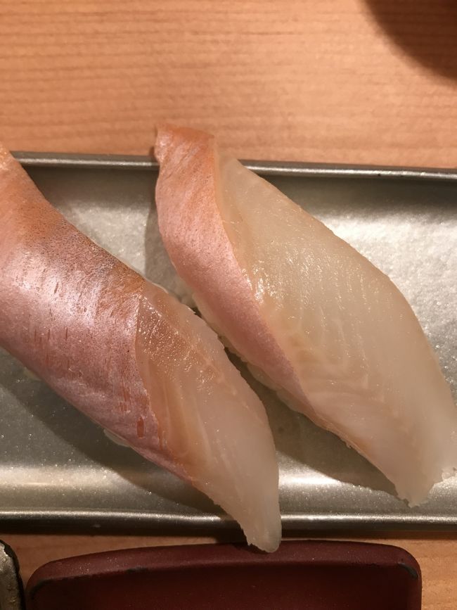 10年ぶりくらいで札幌へ。<br /><br /><br />写真はホッケのにぎり寿司です。生のホッケ！食べたのははじめてです。すこし冷んやりしてましたから、冷やすことで鮮度を保ちつつ臭みもない、ということでしょうか。