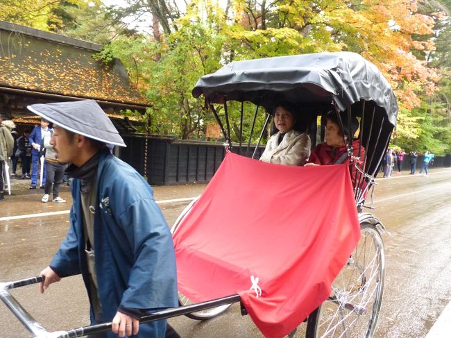 東北秋の旅の第二編です。<br />翌日、友人と別れを告げ、みちのくの小京都と称される風光明媚な「角館」を目指しハンドルを握る。角館は秋田随一の人気城下町で四季折々の美しい姿を見せてくれるのを楽しみに、今回の訪問は秋を選びました。今も黒塀いに囲まれた武家屋敷が紅い紅葉と好対照で一際目立つ光景に出くわしました。最初の訪問地は屋敷の端に位置する石黒邸からスタートし青柳、岩橋、河原田、小山田、五井家と武家屋敷が続く。折角来たのだから当地名物の「人力車」に乗ることにしました。車上から見る風景はまた違う角度から見え興味満点でした。車夫さんの説明も良く３０分間の乗車がアッと言う間でした。皆さんもぜひ体験することをお勧めします。その後ゆるりと城下町、蔵めぐりを楽しみ、当地名物の「稲庭うどん」を食べる。のど越しが良く上品な味で多くの観光客も食べていました。探索後、次の目的地の田沢湖めぐりに向う。ココから車で２０分位で到着し、紅葉した田沢湖をゆっくりと一周する。途中浮木神社、たつこ像、御座石神社へお参りし、今夜の宿泊地の乳頭温泉郷へと向った。