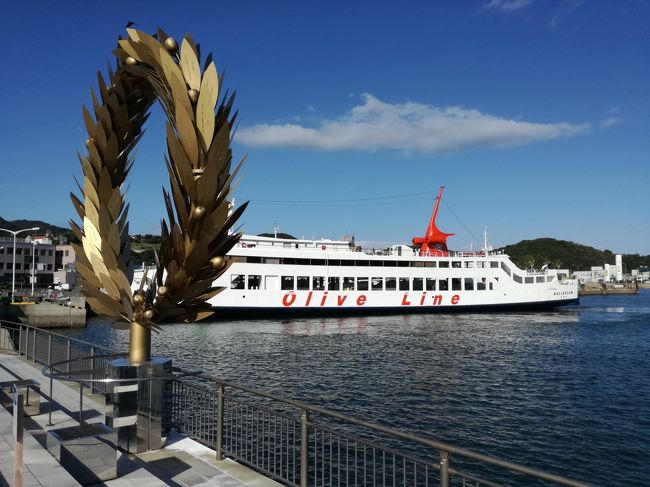 小豆島、とびしま海道、しまなみ海道を行く二泊三日のツアーに参加してみた。広島、岡山、愛媛、香川の沿岸にある１０近くの島を巡り、その間に橋を7つ渡り、バスを二台、船は三艘乗り換えた。行った島の中には瀬戸内海で2番目に大きい小豆島と四番目に大きい大三島があるが、何れも世界地図にはのらない程度の小さい島です。大崎下島の御手洗港は北前船の潮待ち風待ちの港として栄えていた港町とのこと。今はただ古い寂れた港町だが島の周りの景色は素晴らしい。大久野島という三原の沖にある島は戦時中毒ガス工場の島で、一時地図から消えていたというのには驚いた。今はウサギが一杯いるのどかな島です。天気も良く瀬戸内海と島嶼と島々を結ぶ橋の景色を堪能しました。<br /><br />たまには団体旅行も悪くないと思ったが、また他のプログラムに参加する気はありません。元々瀬戸内海をあまり見たことが無かった。東京―大分を結ぶフェリーが通常は夜間航海なのが、年に3－4度特別の企画で昼運行するのを申し込んでいたが、大分到着が真夜中で、翌日帰ってくるのも大変だと思っていた。そうしたら今回行った旅行社の企画があり参加した次第。40人ほどの団体だが恐らく全員5０歳以上、平均年齢60歳と言ったところか。広島と小豆島のホテルはツインのシングルユースで共に良いホテルだった。<br />