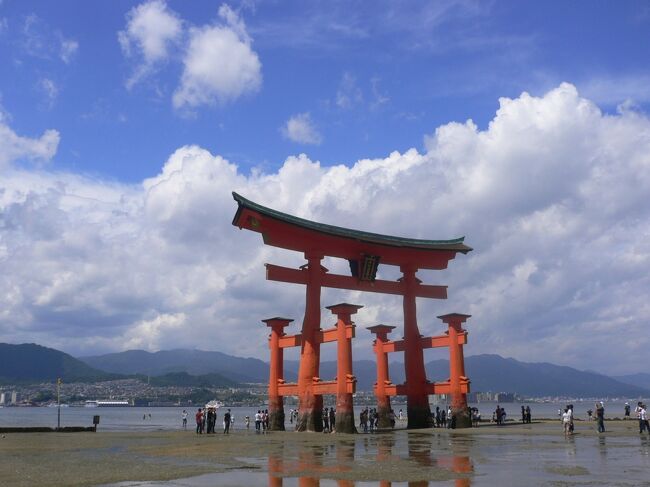 シニアとなり、自由に時間が使えるようになった今、再訪の旅を楽しんでいます。思い出の旅シリーズとして旅行記が成立する写真の枚数があるものを記念として、この場所に保存したいと思います。この旅行は父と友人を連れ、宮島に宿泊した時のものです。昔訪れた頃の様子を懐かしんだり、現在の様子との比較したりといった別の楽しみ方もあるかと思います。よろしかったら目を通してみて下さい。<br />
