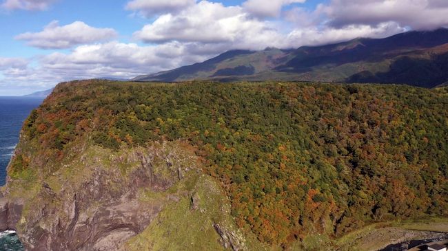 世界遺産の知床半島に来たら絶対かかさず行きたい絶景ポイントのひとつです。<br />自分の中では北海道の峠の絶景ナンバーワンかも。<br /><br />世界遺産の知床五湖に向かう知床公園線、<br />峠を超えると一気に広がる視界。<br />その先に知床連山。<br />そして左手には深い谷と雄大な断崖絶壁の岬が作り出す落差の絶景。