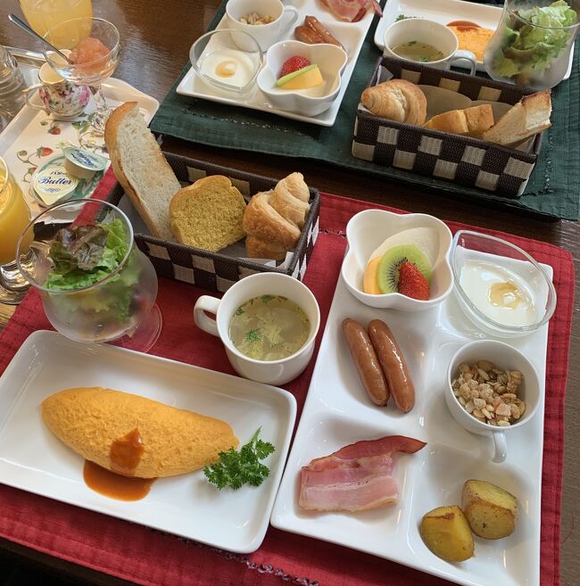 日光駅近くの隠れ家的宿・別邸向日葵で美味しいコース料理と温泉を堪能してきました!<br />今回は、2階建てのメゾネット館に宿泊しました。<br />コンクリート打ちっぱなしの内装で日光でありながら都会的なテイストの部屋でした。<br />洋館テイストのクラシック館のレストランで夕食でした。コース料理はボリュームも良い感じで美味しく頂けました。<br />このクラシック館には貸切風呂があり、こちらの湯は温泉でした。翌日、お肌がツルツルでした!<br />夜は、2階バルコニーからの夜景もよかったです!<br />朝は、2階の展望風呂で朝風呂しました!<br />翌日チェックアウト後は、今市に繰り出し、カキ氷の松月氷室、餃子の正嗣 今市店で今市グルメを堪能しました。<br />ちょうど、日光焼きそばまつり 焼きそばグランプリ2019が開催されており、町は賑わっていました。<br />週末のプチトリップで癒されました!!