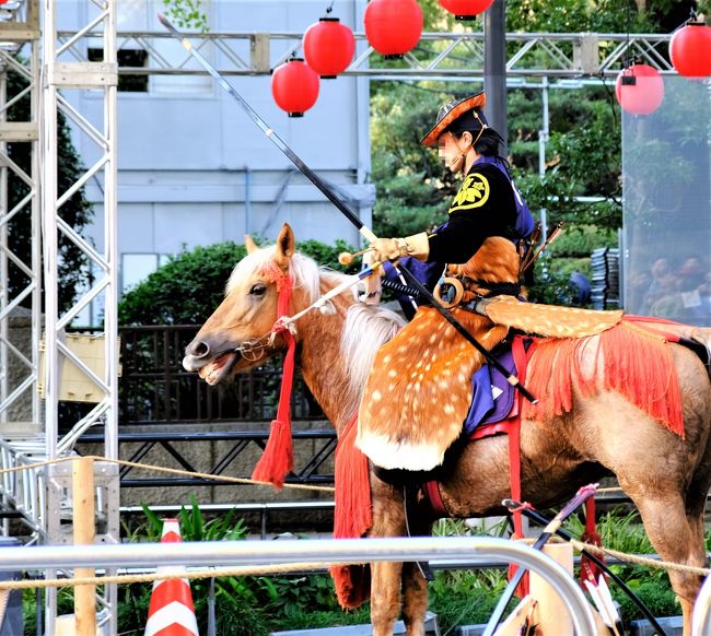 外交官の家のハロウィン飾りを見て、隣のブラフ１２３番館にも行こうとしましたが、ハロウィンウォークというイベントに出ているとても多くの子ども連れ親子がブラフ館入口を塞ぐようにいたので、それを見ているだけで疲れてしまって、石川町駅に降りて行き、元町商店街を通って山下公園でおべんとうを食べて、関内駅から帰りました。