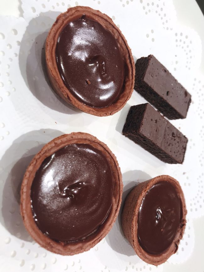 JR京都駅 2階 西口改札前 亰 にある<br />TheObroma990 というチョコレート専門店がおすすめ!<br /><br />濃厚な生チョコタルトやカカオラテが、めっちゃ美味しかった!!!<br /><br />お土産にDariKのプレミヤムチョコレートを買って帰りました!<br />京都に来たら、絶対行くと決めています!<br />ほんとうにおすすめー!