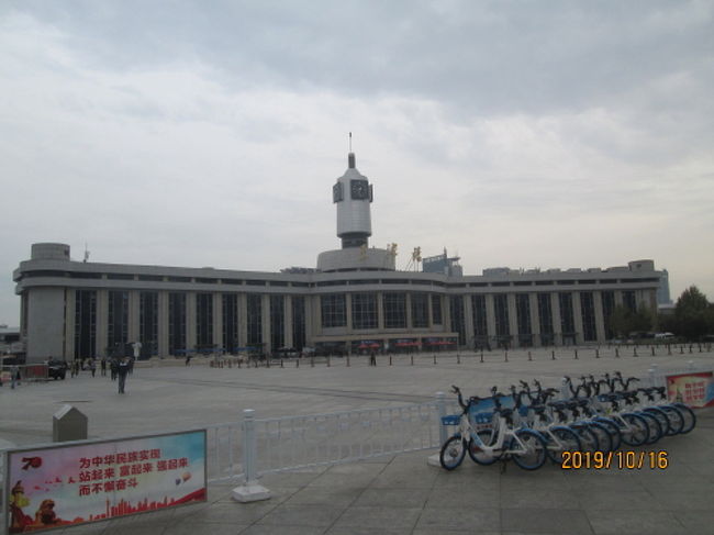 春秋航空日本が天津に直行便を就航しました。格安でしかも直行便ですので初めての天津に行って見ました。上海と同じ特別市で租界もあります。優秀歴史建築物が沢山残っています。アラチャイナより天津駅はかつて、天津東駅、老龍頭汽車駅と呼ばれていました。清光緒十四年(1888年)に作られ、現在では天津市の一番主要な鉄道駅の一つであり、北京鉄道局に属している特等駅です。北京駅から137ｋｍ、ハルビン駅から1275㎞、上海駅から1145㎞離れています。天津の地下直径線(天津駅―天津西駅)はここで合流します。現在建築中の津濱鉄道も将来ここで合流するようになります。天津駅は天津市の鉄道の看板であり、天津駅交通の要の工事の核心部分です。この工事の関連作業はまだ進行中です。天津駅で地下鉄2、3号線、津濱ライトレール(9号線)に乗り換えることができます。地下鉄2号線は濱海国際空港と結ばれています。天津駅の待合ロビー、荷物･小包ビル一つ、切符売りロビー二つ、駅内の切符売り場四つが客輸送に関連する施設です。 <br />