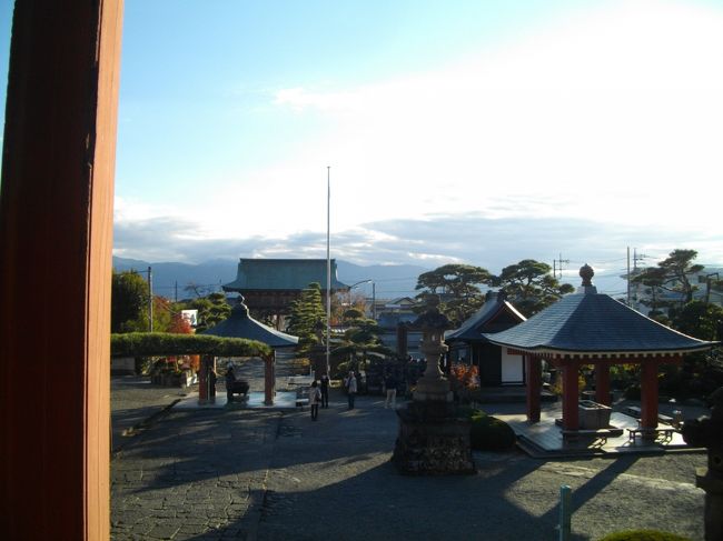 石和温泉に宿泊するついでに、周辺の寺社をまわってみた。果実の季節は終わっており、甲斐浅間神社、甲斐善光寺、東光寺と、静かな雰囲気。