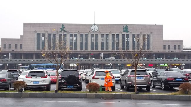 大連旅行2～3日目。<br />2日目の天気は一日雨。<br />ほとんどホテルにいて、あまり観光しなかった。<br />大連は寒いイメージがあったけど、日本よりは確かに寒い。<br />でも、今のところUNIQLOの薄いダウンくらいあれば足りそうな感じ。<br /><br />3日目は帰国日。<br />朝8時10分大連発の早朝便。<br />帰りも中国南方航空。<br />荷物はバックパックだったからか、預けないと伝えると計測されなかった。<br />大連は空港では日本語アナウンスがあるのに、中国南方航空機内は日本語アナウンスは一切ない上、客室乗務員は中国語しか話そうとしない。<br />せめて英語で話しかけてほしい…( ｡ﾟДﾟ｡)<br /><br />今回の旅では大連に行った自己満足だけかも。<br />だって、食事もインド料理しか食べてない。<br />後は部屋で缶ビール三昧。<br />でも、それがいいのよ。<br />