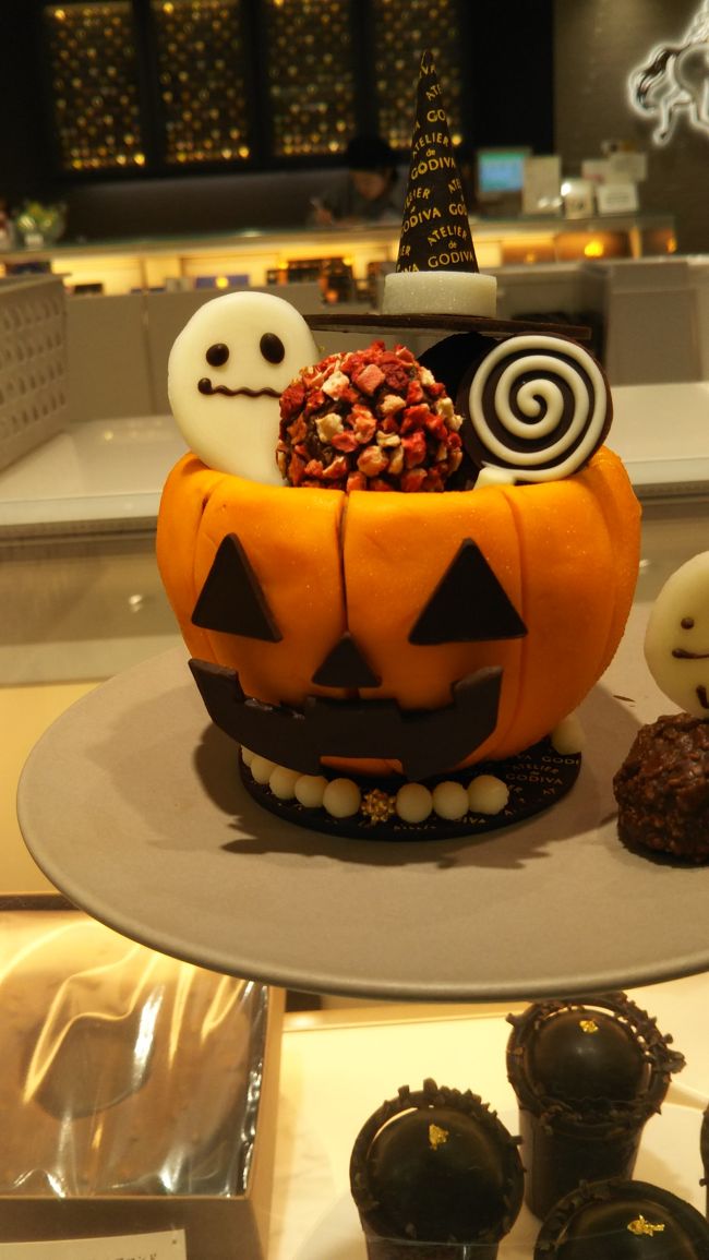 京都大丸のアトリエゴディバに ハロウィン限定のチョコを求めて京阪プレミアムに飛び乗りました。<br />寺町通りで 今 流行りのクリームソーダのお店に行き、混雑する錦通りを避けて麩屋町へ。<br />代々 受け継がれてきた 重要指定建築のお家 洋館 町家を眺めながら 娘とブラブラ歩き。<br />お店ではなくお住まいの住居なので写真は遠慮しました。<br />年配のご夫婦、ご主人の制止も聞かず奥様は門扉 壁にへばりつき隙間から両手をいれ撮影されていて驚きました。すぐ横に表札あるのに。<br />道歩きは、住人の皆様のご迷惑にならないようにと改めて痛感しました。<br />イノダ珈琲に行く筈が紅茶の名店と巡りあい、行き当たりばったりのお散歩旅になりました。