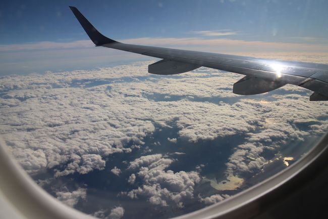 伊丹空港から長崎空港へ、ジェイエアのE190で飛ぶ。航路上は雲が多く、その上、陽ざしがまぶしく景色を楽しむことはできない。<br />伊丹から長崎までのフライトの様子と、機窓からの風景をご覧ください。