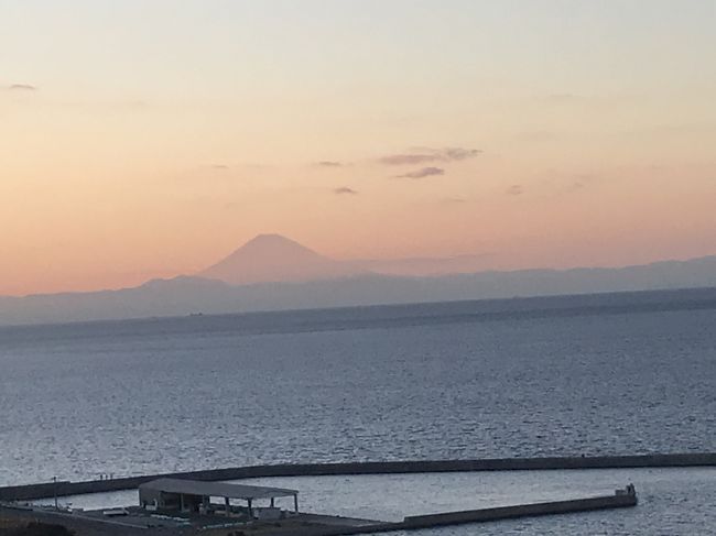 相方からの提案で、館山・森羅という宿に1泊2日で行ってみることになりました。千葉、館山方面は台風15号、19号の被害がひどかったところです。利用することは、僅かばかりですが、復興支援になるでしょうか。<br />当日は快晴で、川崎からアクアラインを通り、海ほたるによって館山を目指しましたが、海ほたるでも森羅でも富士山がきれいに見えました。<br />森羅は初めての利用でしたが、温泉と食事を堪能してきました。