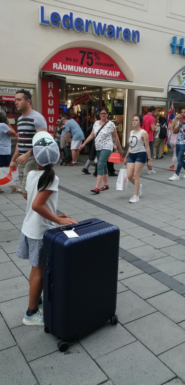 夏休み期間の子連れ旅行の記録です（８歳、５歳、３歳、18日間）。<br /><br />今回は番外編です。<br /><br />節約旅でお金を落とさない我が家の旅行スタイルですが、せっかくなので世界で一番安くリモワ(Rimowa)がかえるというミュンヘンで、リモワのスーツケースを買おうということになりました。ただし、本当に欲しかったのはリモワではなく、、、。まぁ、でもリモワは購入！<br /><br />今回の買い物はいろんなサイトで情報を得て、お世話になったのでこの場を借りて、感謝します。あ、ちなみに例によってライターはこの旅二度目登場のさとうさんちの旦那です。<br /><br />０、中東からトルコ経由<br />１、コシツェ(Kosice)　2泊<br />２、ホルトバージ(Hortobágy)（ハンガリー）　1泊<br />３、ブダペスト(Budapest)　3泊<br />４、（夜行列車でドイツ入り）1泊<br />５、カールスルーエ(Karlsruhe )、ドイツ　１泊<br />６、グータッハ（Gutach）（農場民泊）3泊<br />７、フュッセン（Fussen）　1泊<br />８、インツェル (Inzell)　3泊<br />９、ミュンヘン (Munchen)　2泊